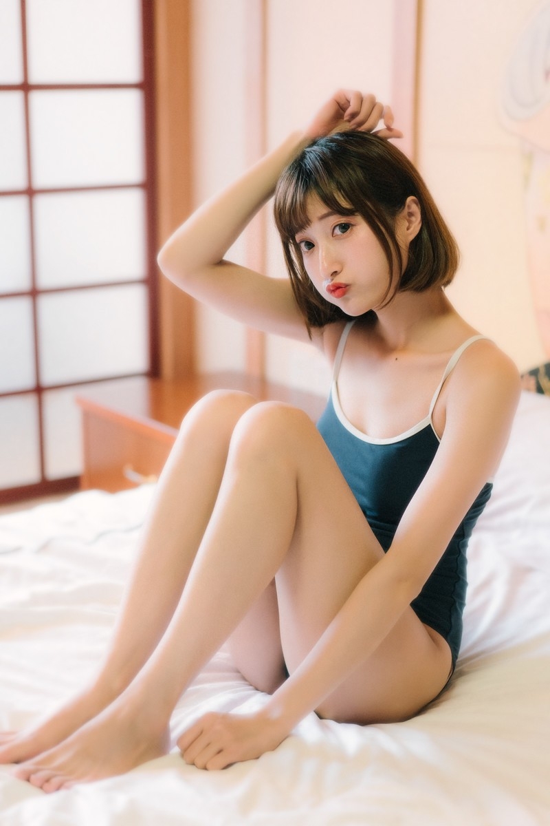 性感少女三角泳衣艺术写真