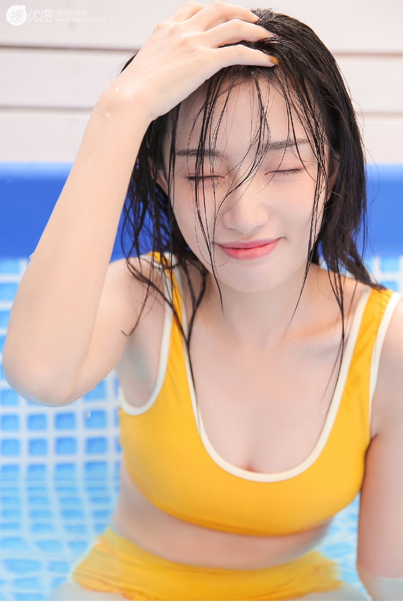 比基尼美少女泳池湿身诱惑写真