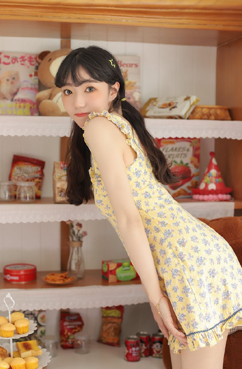 清纯妹妹穿着淡黄的长裙俏皮双马尾顶级艺术照