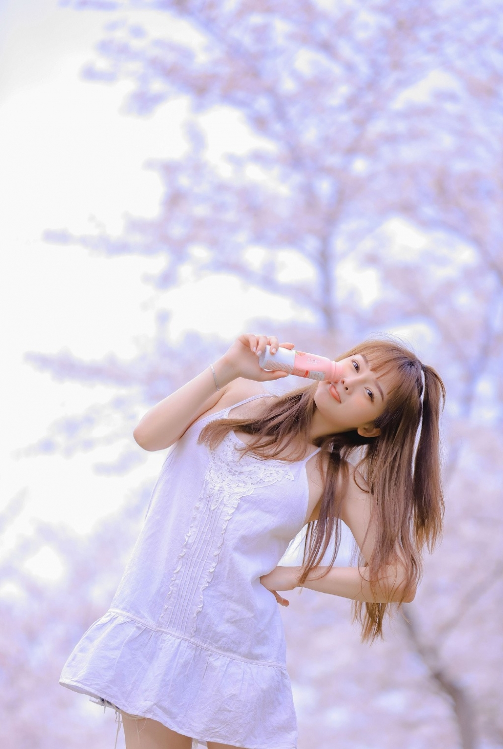 粉嫩少女吊带长裙浪漫治愈户外艺术写真图片