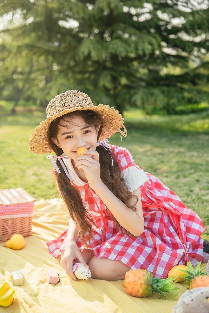 可爱美女洛丽塔俏皮田园风艺术写真图片