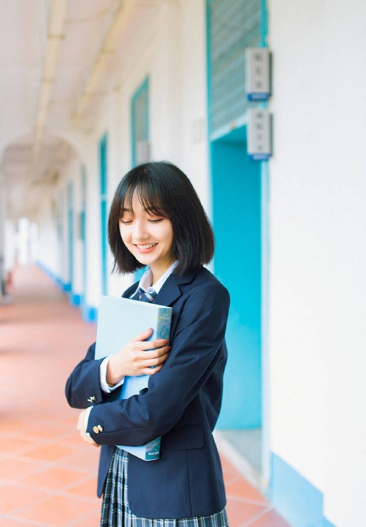 短发清纯美女制服诱惑户外艺术写真图片