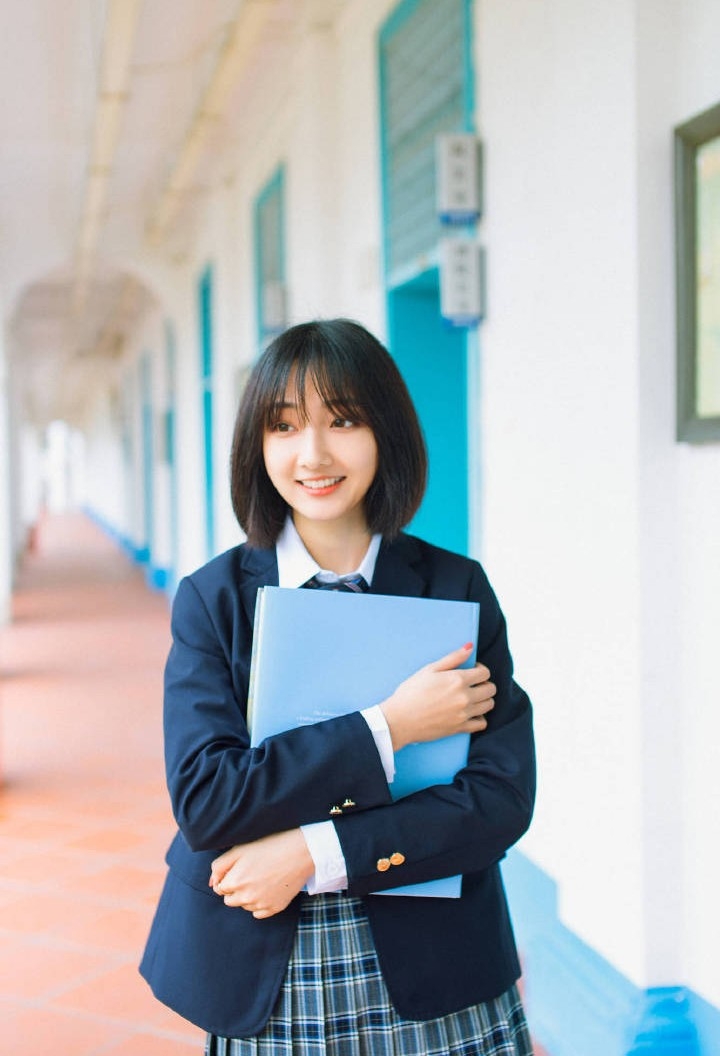 短发清纯美女制服诱惑户外艺术写真图片