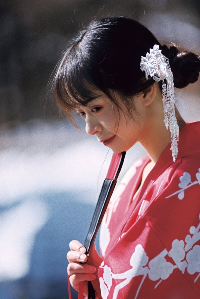 日本和服美女雪地撩人性感开放艺术写真图片