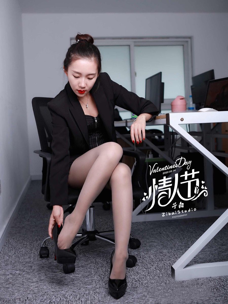 办公室秘书艾静香黑丝制服高跟美腿乌克兰大胆人术艺术图