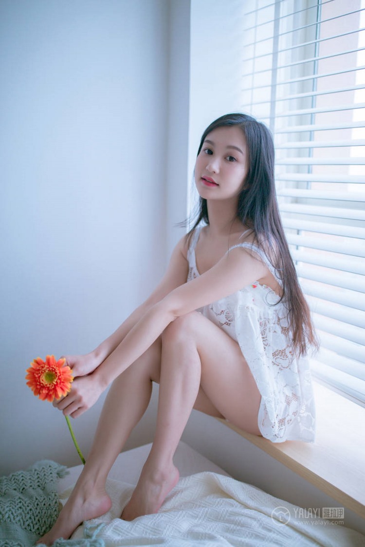 白嫩少妇的寂寞大胆露骨深沟美乳亚洲艺术写真