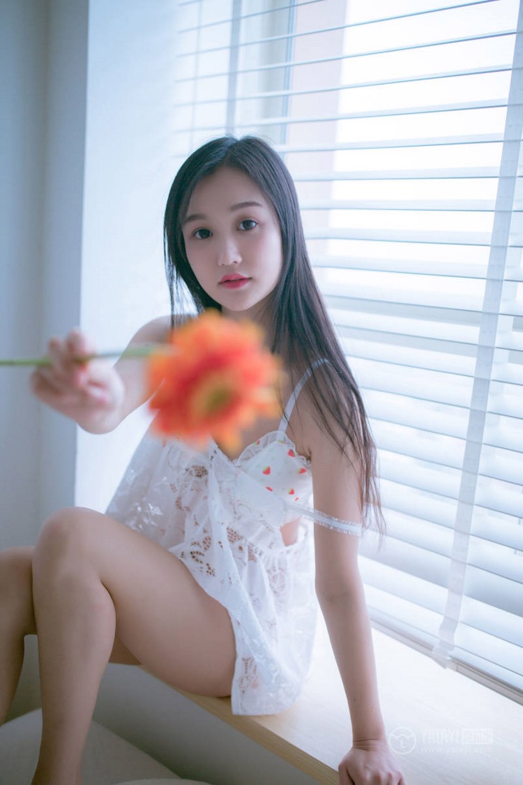 白嫩少妇的寂寞大胆露骨深沟美乳亚洲艺术写真