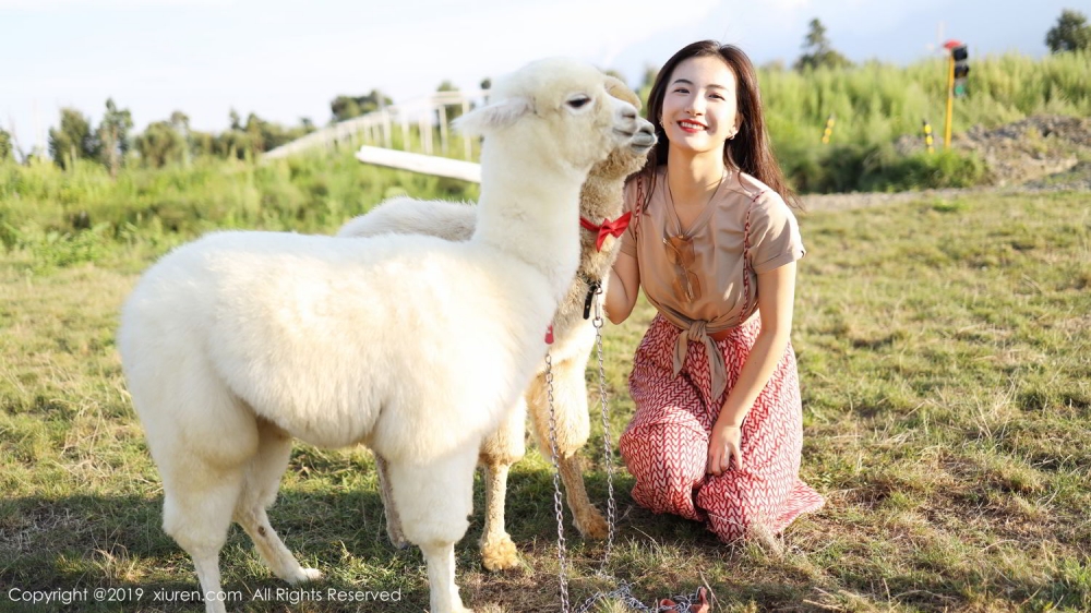 笑靥如花的成熟女人活力十足俏皮养眼摄影艺术