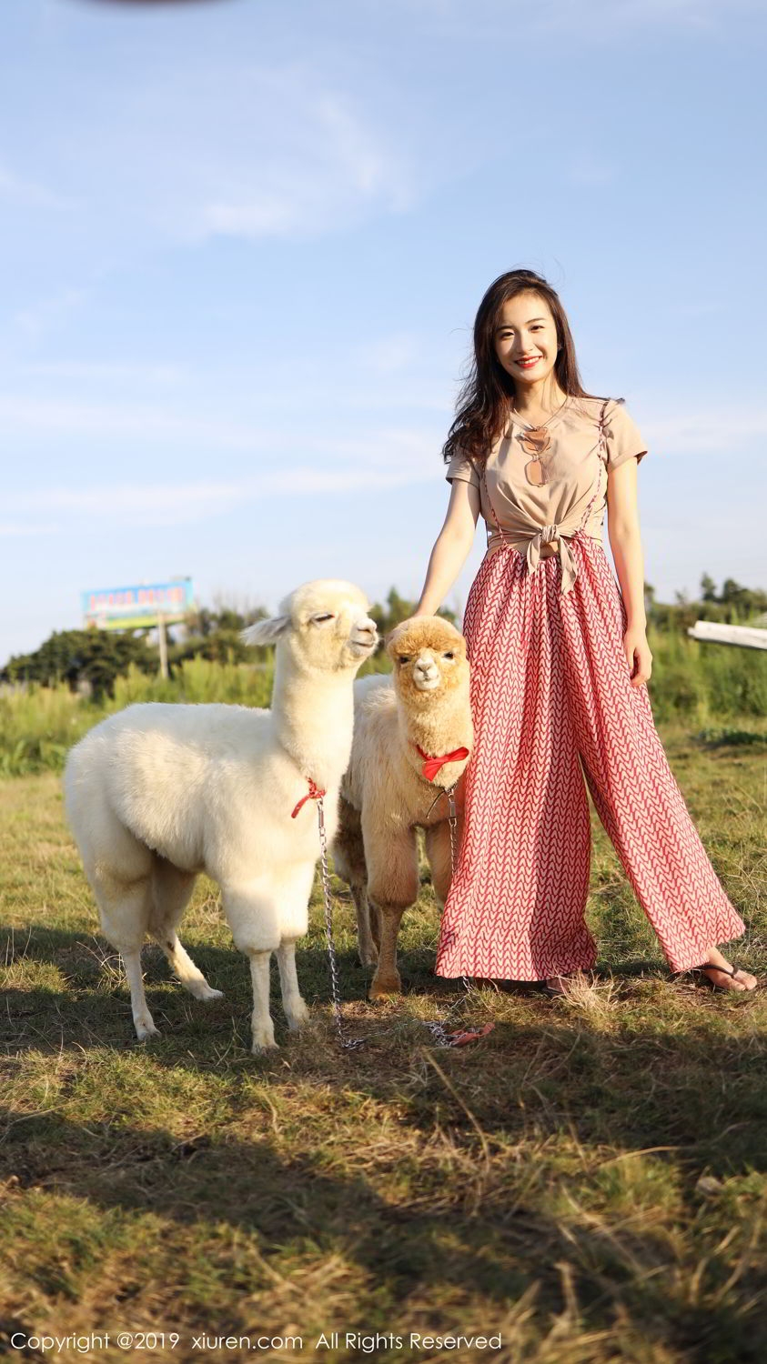 笑靥如花的成熟女人活力十足俏皮养眼摄影艺术