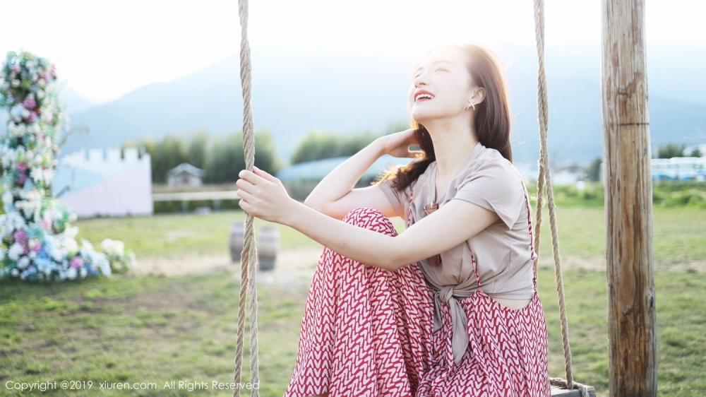 笑靥如花的成熟女人活力十足俏皮养眼摄影艺术