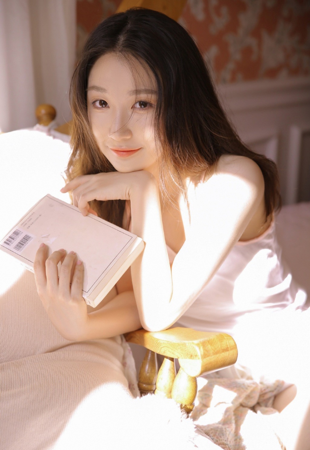 韩国美女主播吊带内衣卧室性感撩人艺术隐私写真