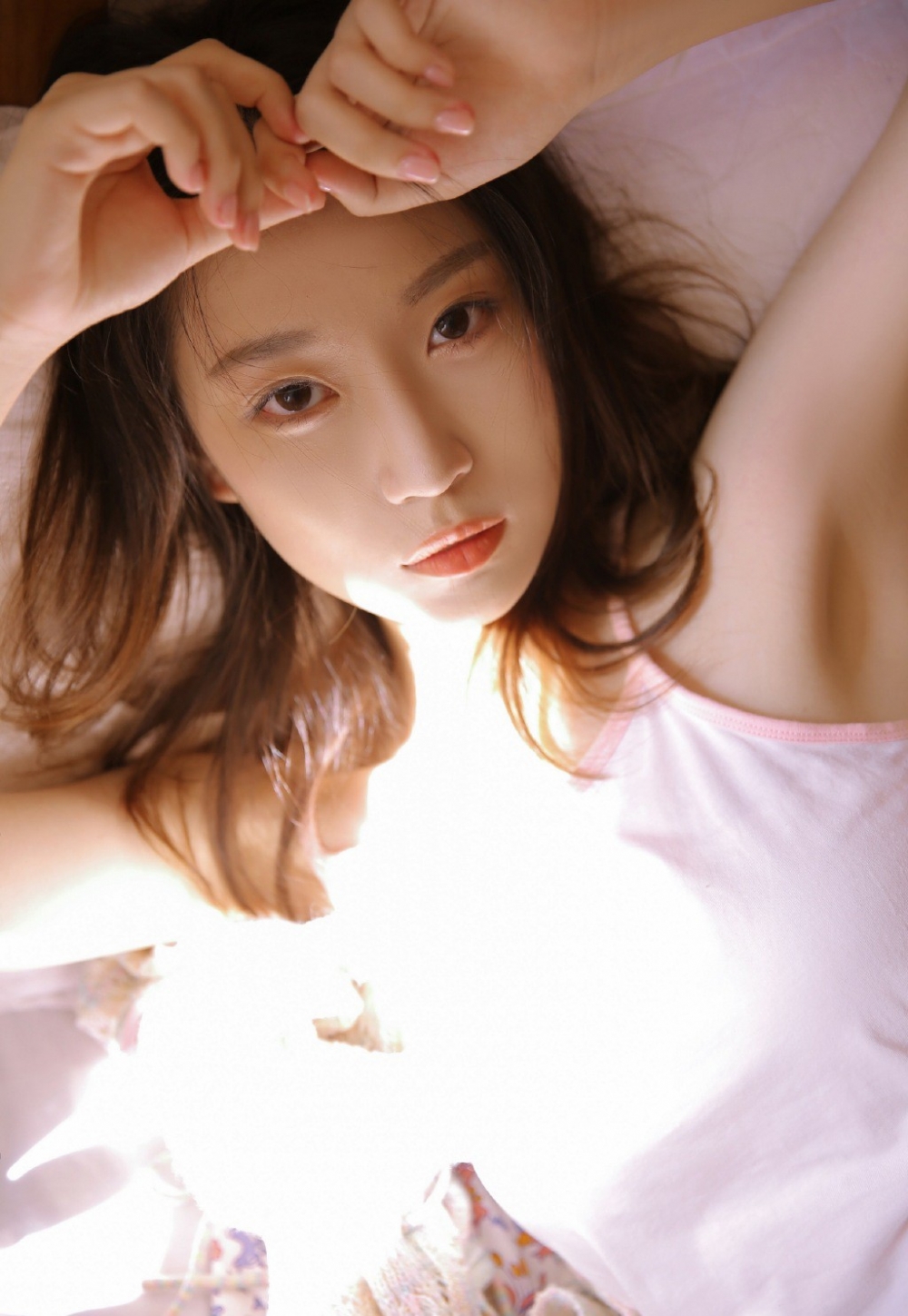 韩国美女主播吊带内衣卧室性感撩人艺术隐私写真