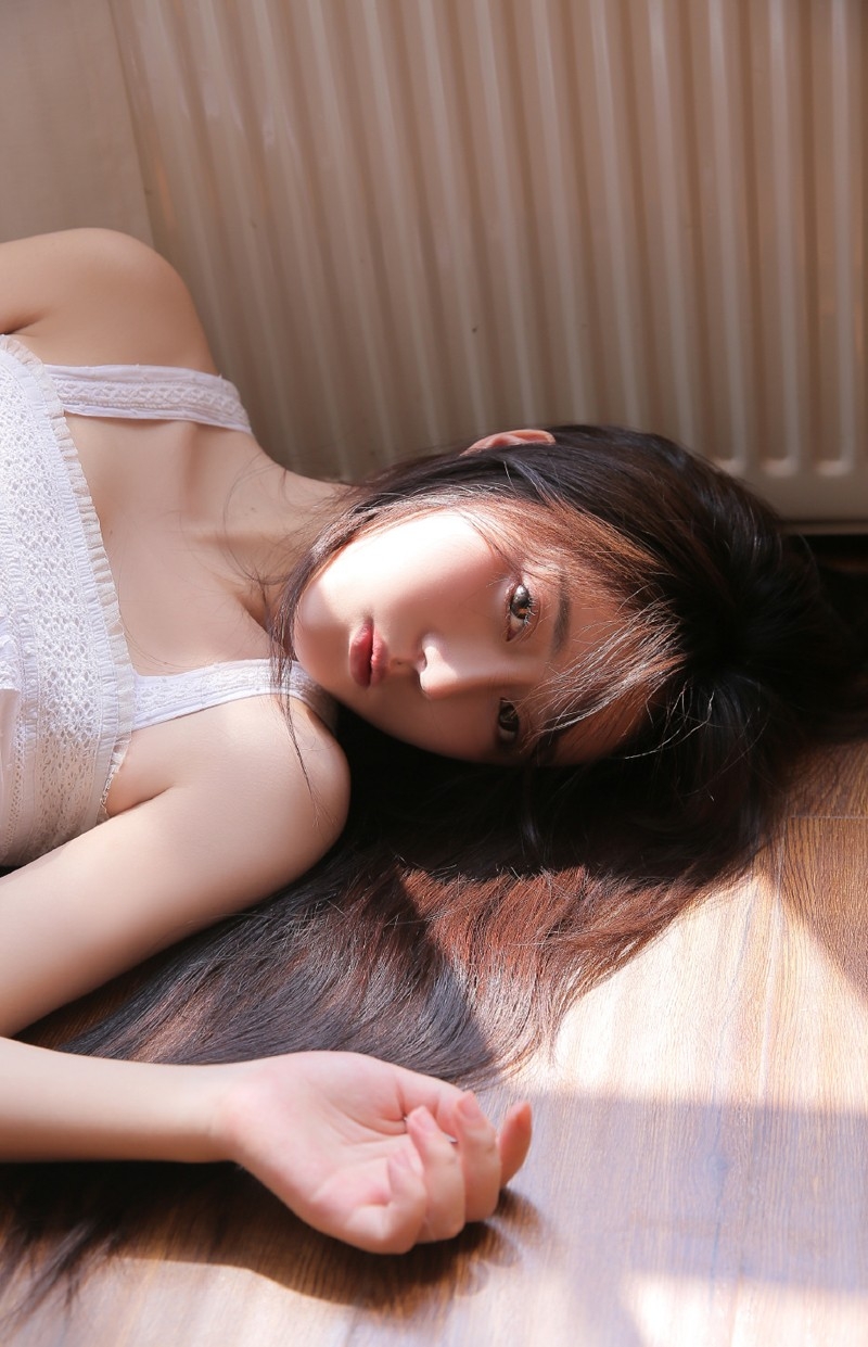 长发美少女吊带白色连衣裙漂亮尤物艺术写真