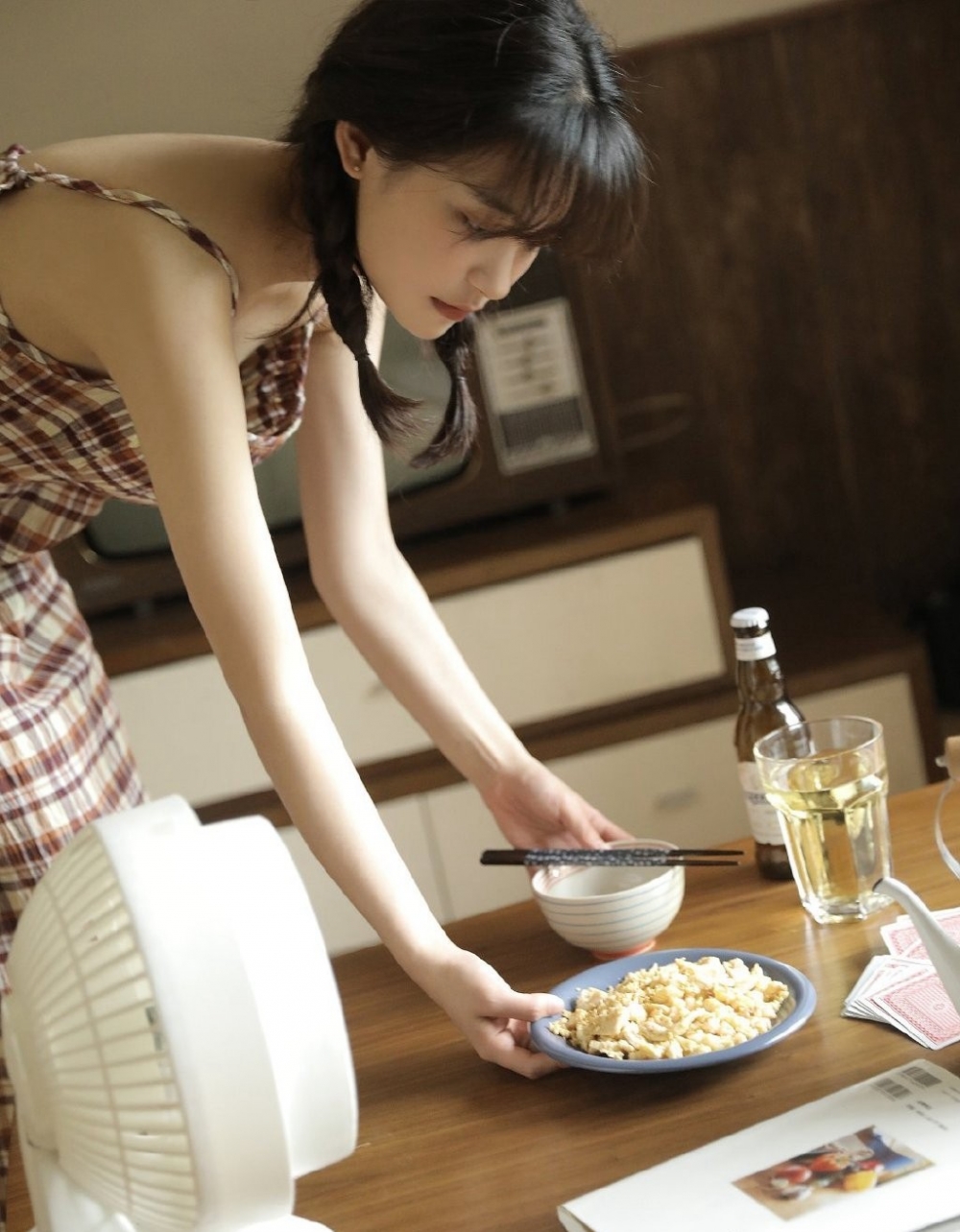 麻花辫美女居家漂亮女友吊带长裙艺术写真图片