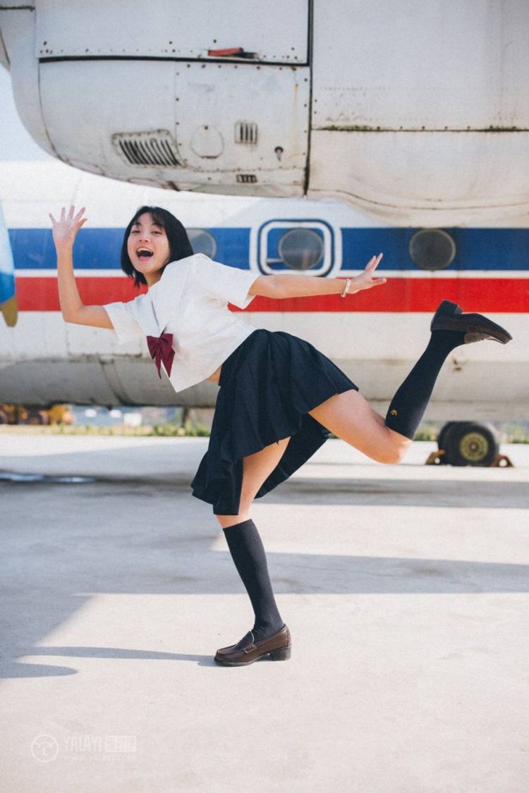 日本美女短发学生妹阳光俏皮旅拍性开放艺术写真