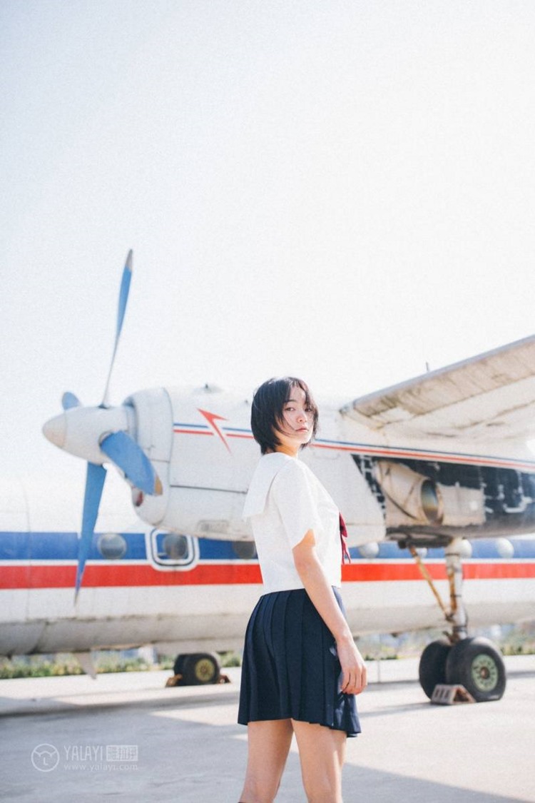 日本美女短发学生妹阳光俏皮旅拍性开放艺术写真