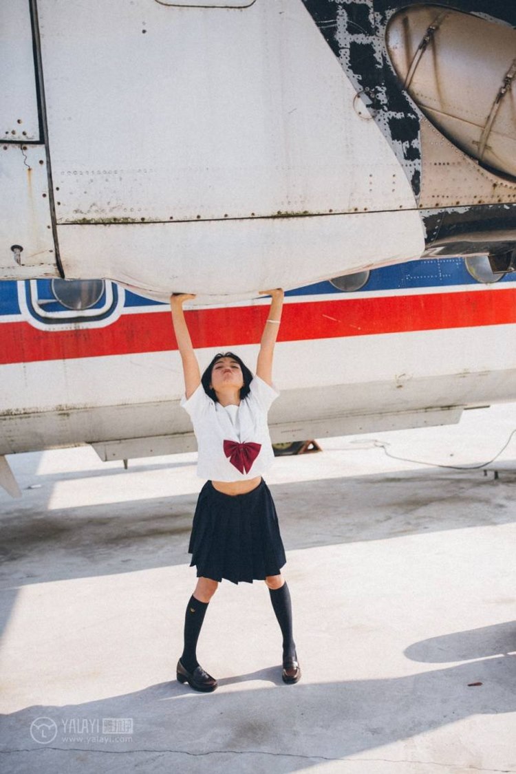 日本美女短发学生妹阳光俏皮旅拍性开放艺术写真