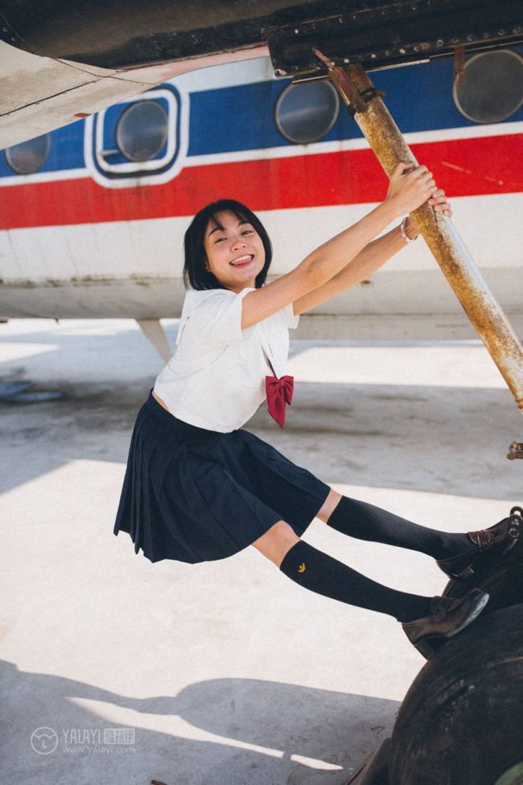 日本美女短发学生妹阳光俏皮旅拍性开放艺术写真