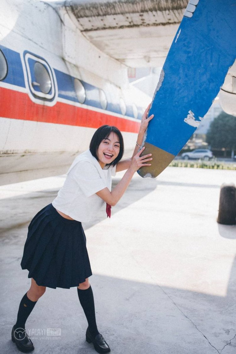 日本美女短发学生妹阳光俏皮旅拍性开放艺术写真