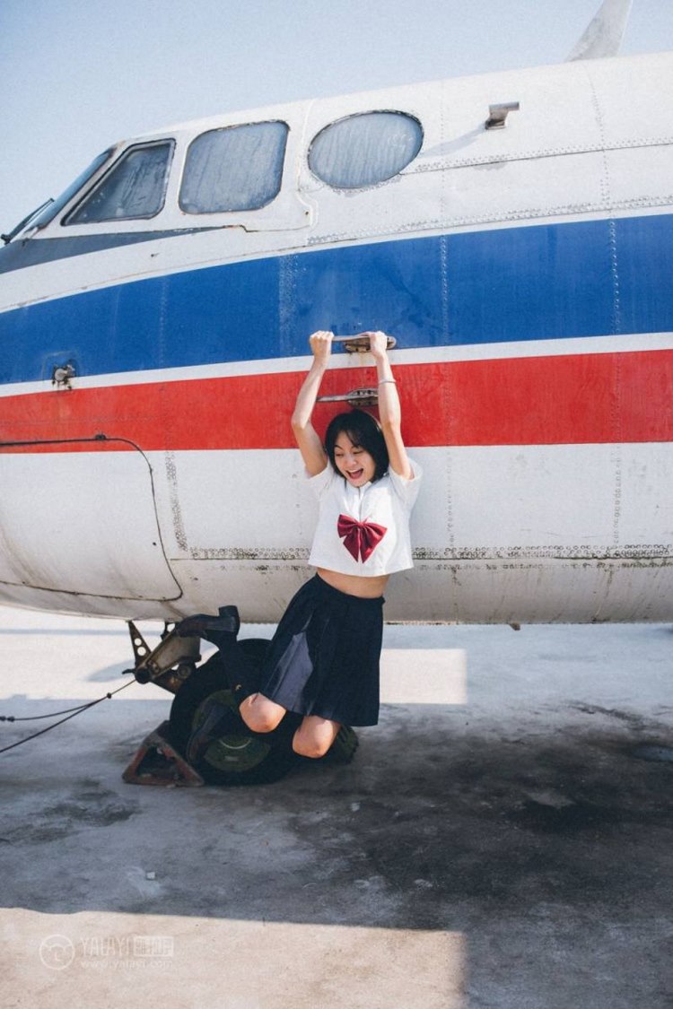 日本美女短发学生妹阳光俏皮旅拍性开放艺术写真