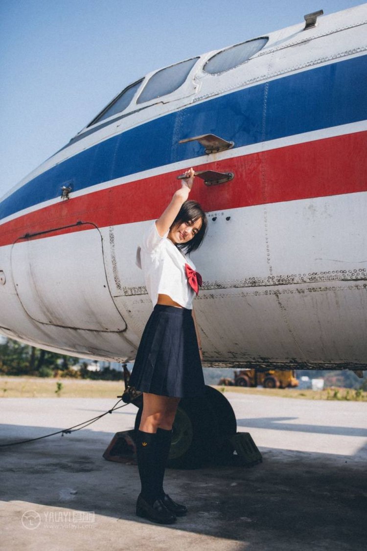 日本美女短发学生妹阳光俏皮旅拍性开放艺术写真