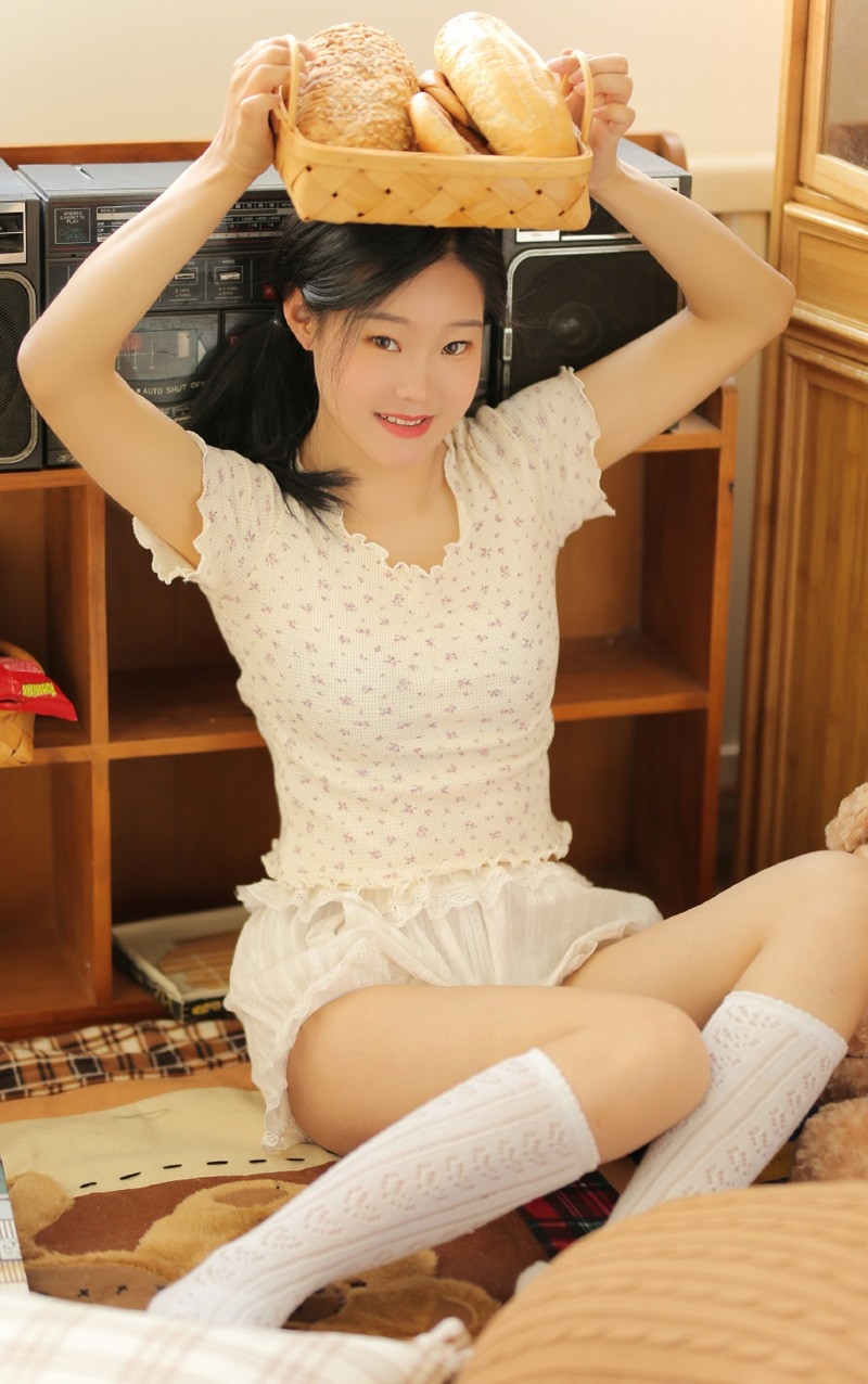 中国极品萝莉美女模特白丝艺术美腿性感诱人写真
