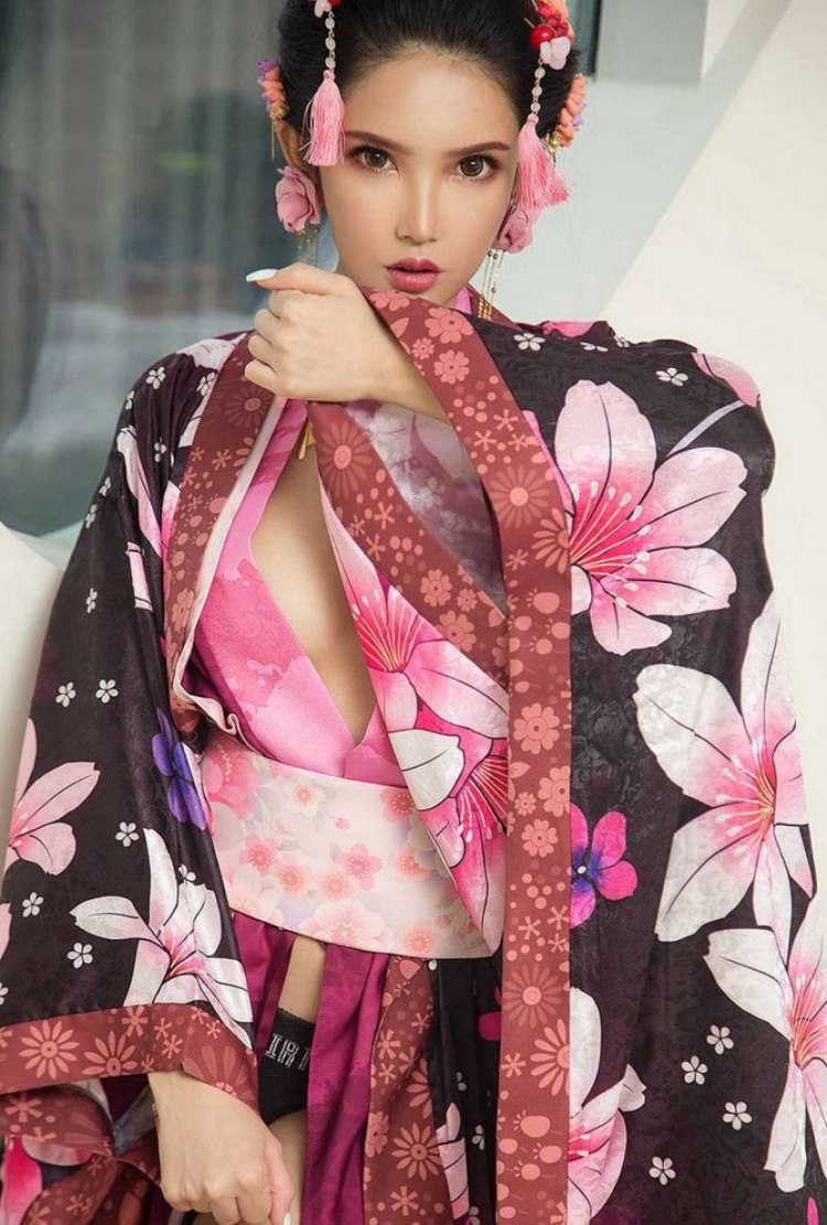 招牌人气美女抚媚娘日本浴衣真空吊带网袜大胆艺术写真