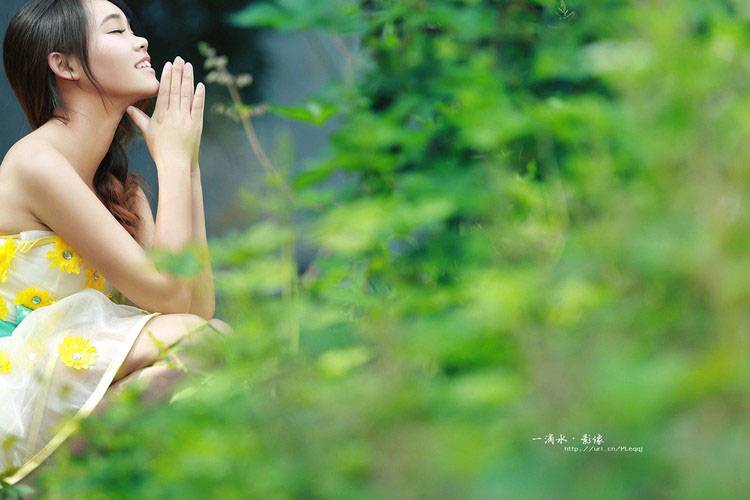 招牌人气美女抚媚娘日本浴衣真空吊带网袜大胆艺术写真