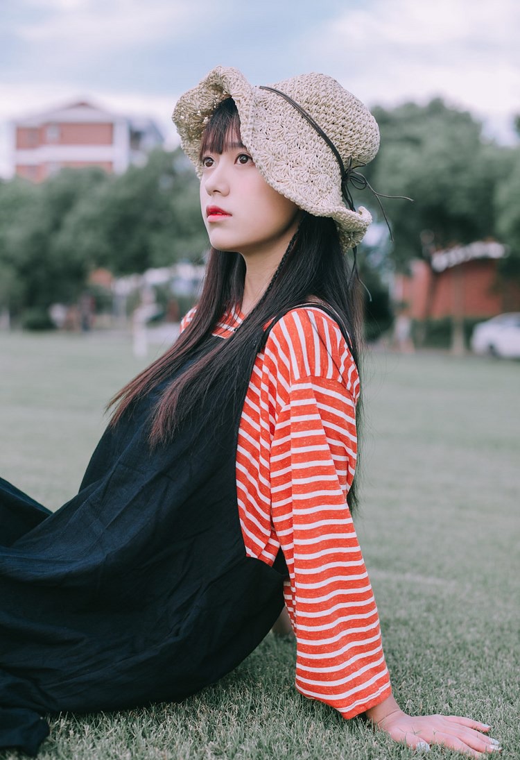 漂亮美女村花紧身连体裙翘臀乳沟风骚模特大胆艺术写真