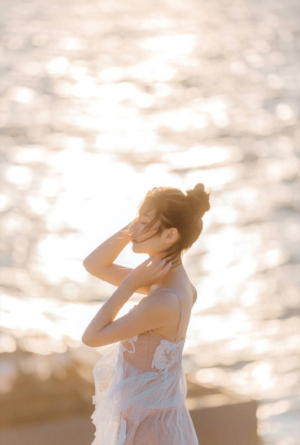 白皙火辣海边美女撩人气质身姿婀娜性感艺术写真图片