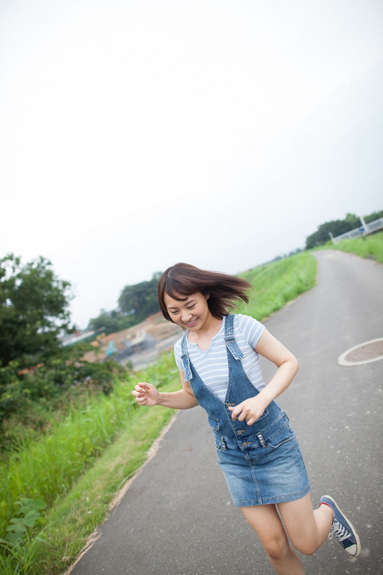 贤惠娇妻美女休闲牛仔背带裙户外艺术图片