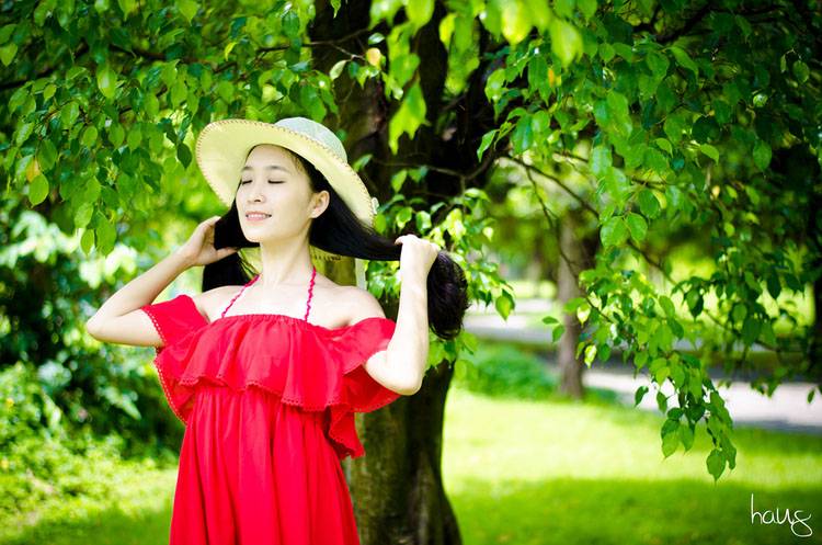 亚洲艺术美女许诺真空凸点诱惑半裸大屁股写真