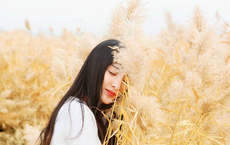 素人美女露背长裙户外风骚脱衣激情露出癖好性感艺术图片