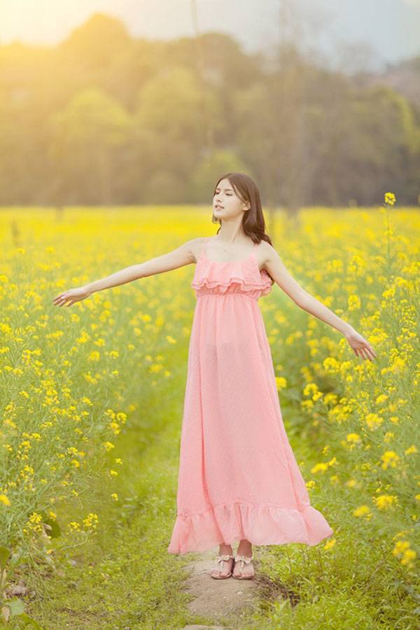 长发美女吊带粉裙唯美花海顶级艺术写真