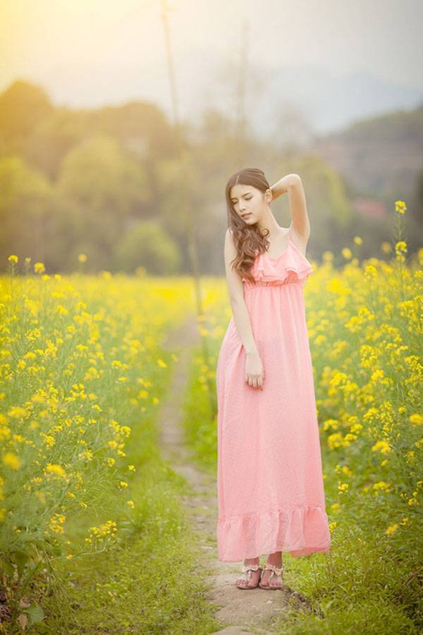 长发美女吊带粉裙唯美花海顶级艺术写真