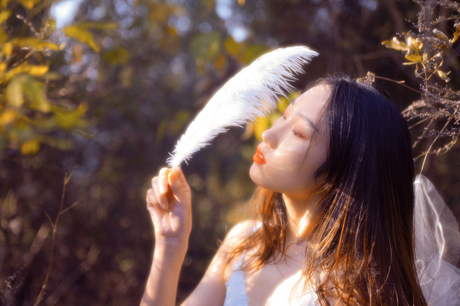 长发美女吊带粉裙唯美花海顶级艺术写真