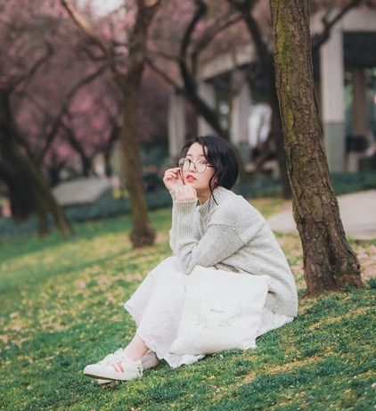 大胸美女芝芝翘臀露股沟大胆艺术写真