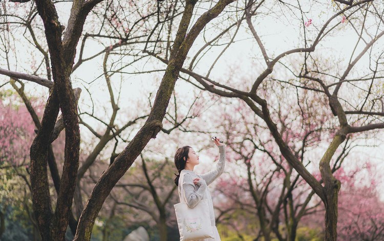 大胸美女芝芝翘臀露股沟大胆艺术写真