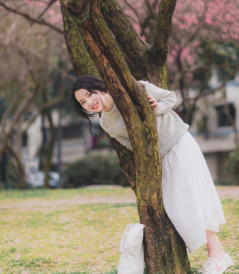 大胸美女芝芝翘臀露股沟大胆艺术写真