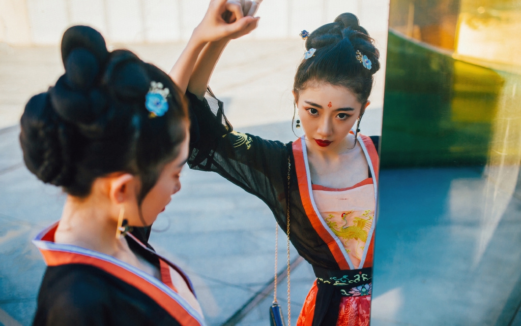 极品美女白色蕾丝内衣身姿绰约清新养眼艺术写真