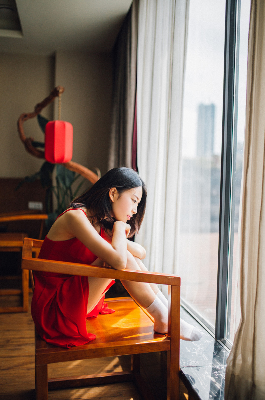 娇小美女萝莉开胸蕾丝吊带性感风骚艺术写真图片