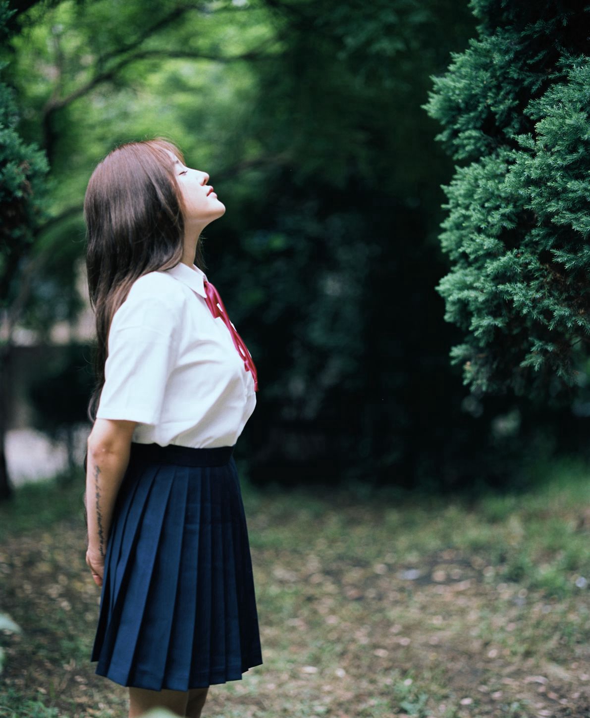 长相酷似洋娃娃少女浴缸诱惑湿身艺术写真