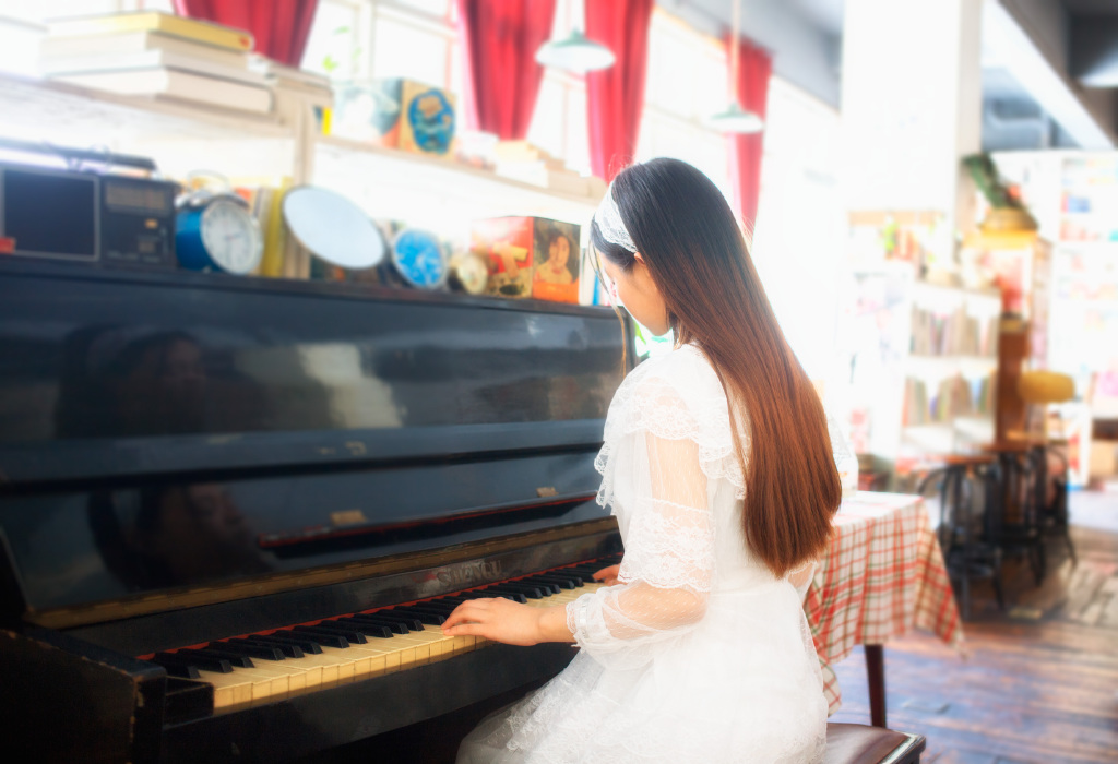 风情美女酥胸泄露娇嫩诱人胴体丝袜福利写真