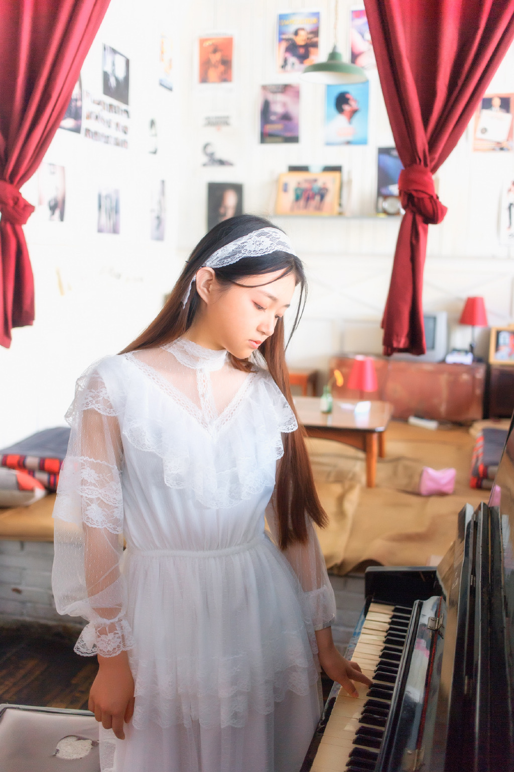 风情美女酥胸泄露娇嫩诱人胴体丝袜福利写真