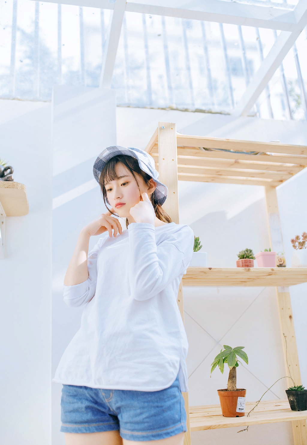 小恶魔少女深沟美腿制服诱惑酥胸翘臀艺术写真