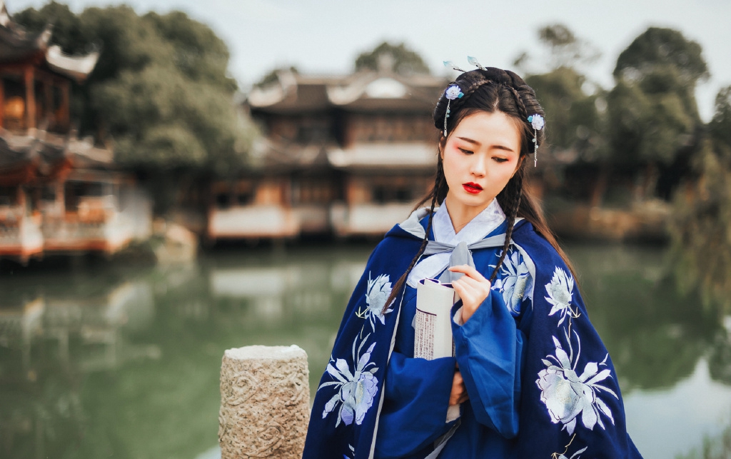 美女御姐闪耀光芒吊带礼服优雅迷情艺术写真