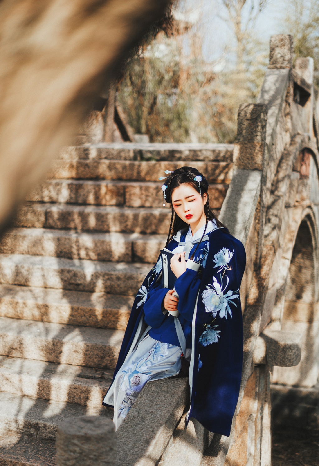 美女御姐闪耀光芒吊带礼服优雅迷情艺术写真