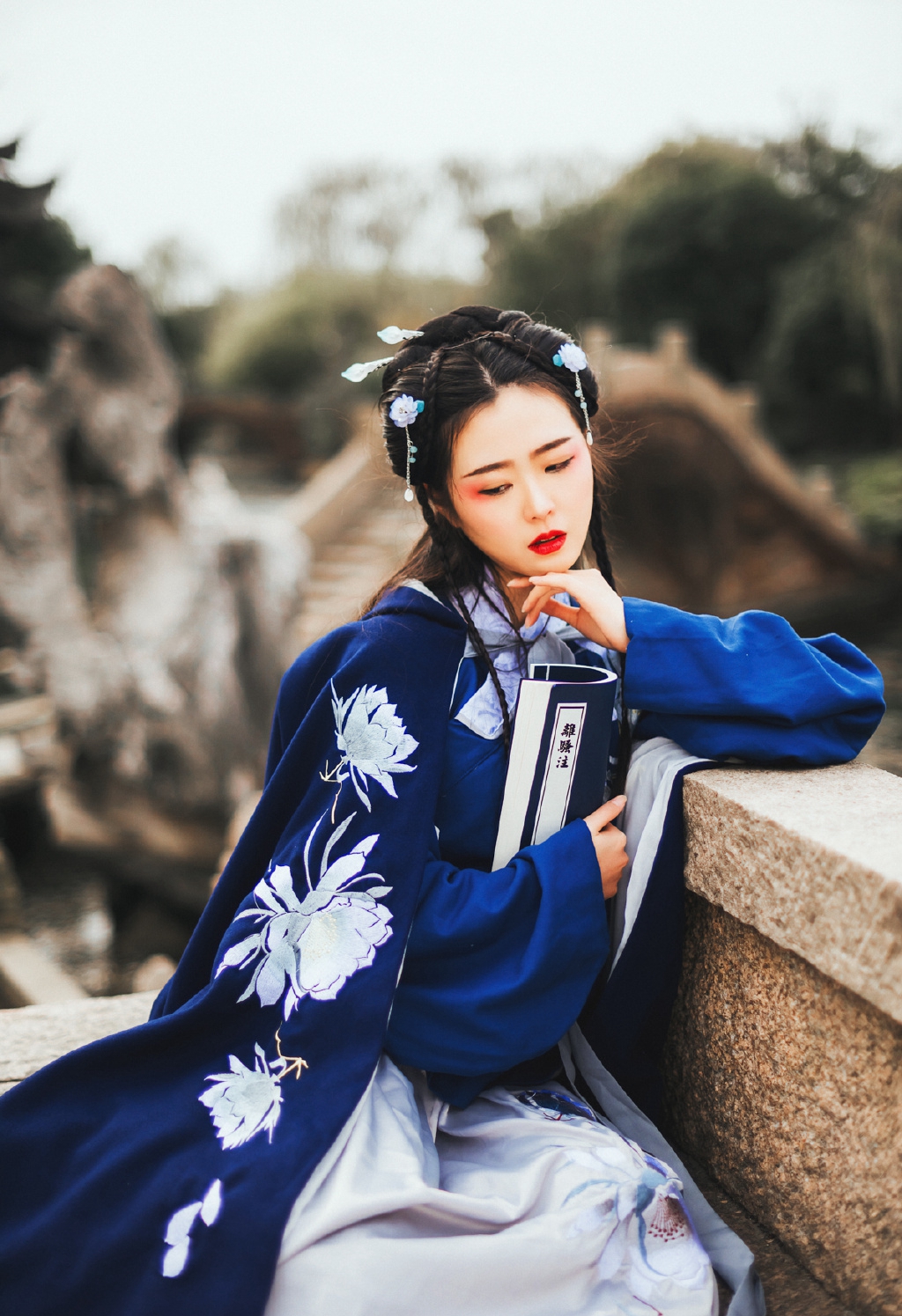 美女御姐闪耀光芒吊带礼服优雅迷情艺术写真