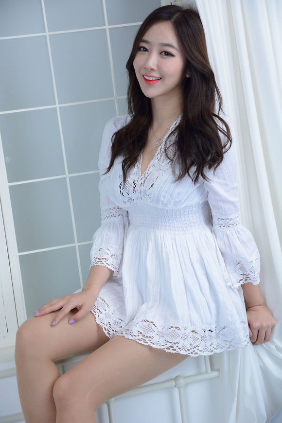 韩国轻熟女超短居家秀身材