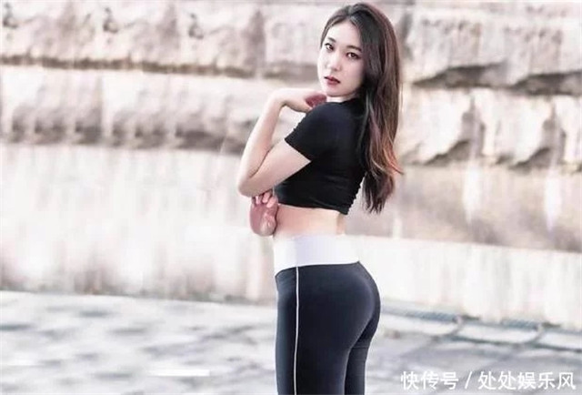 街拍美女：打底裤美女尽显紧翘臀部 风韵十足